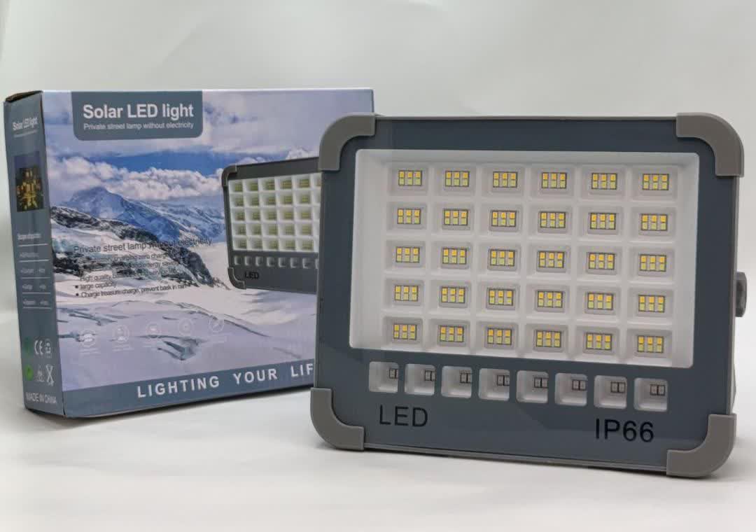 پروژکتور خورشیدی شارژی LED ضدآب IP66 با پاوربانک داخلی – نور سفید گرم/سرد، نصب آسان بدون سیم‌کشی برای حیاط، باغ، پاسیو و فضای باز